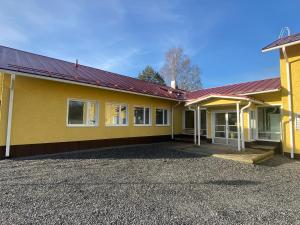 een geel gebouw met een rood dak bij Terkkari 