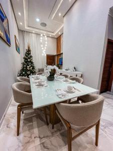 un tavolo con sedie e un albero di Natale in una stanza di Life House Ubajara a Ubajara