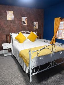 Giường trong phòng chung tại The Black Swan Inn