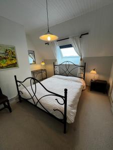 una camera con letto in metallo nero di Gîtes du Gohic a Quistinic Altre 75 foto