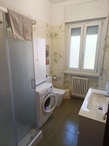 een badkamer met toilet en wastafel bij B&B Il Melograno in Lomazzo