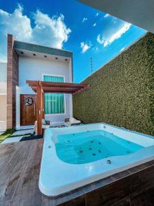 una vasca idromassaggio nel cortile di una casa di Life House Ubajara a Ubajara