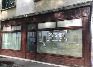 a store front with a sign in the window at Appart calme avec Parking privé, Métro 3min, 12min Paris in Boulogne-Billancourt +3 photos