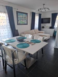 a living room with a white table and chairs at villa méditerranéé in Vias