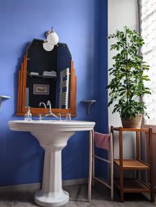 een badkamer met een wastafel en een grote spiegel bij Les Chambres des Dames in Rieux-Minervois +25 foto's