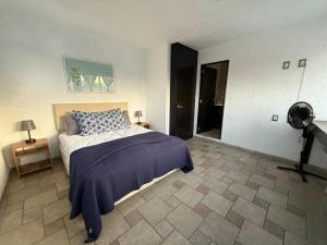 a bedroom with a bed and a fan in it at Casa El nido de las flores in Oaxtepec