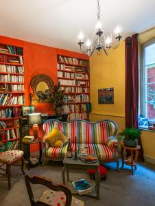 een woonkamer gevuld met veel boeken bij Les Chambres des Dames in Rieux-Minervois