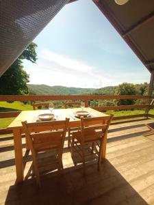 un tavolo e delle sedie su un ponte con vista di Glamping Podere Poggiagrilli a San Gervasio