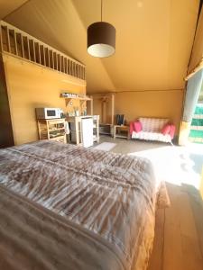 una camera da letto con un letto grande in una stanza di Glamping Podere Poggiagrilli a San Gervasio