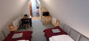 Camera mansardata con 2 letti e scrivania. di Willa na Olczańskim Wierchu a Bukowina Tatrzańska