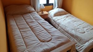 two beds sitting next to each other in a bedroom at Patagonia Adriano in Caviahue