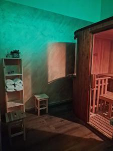 een kamer met een tafel, een stoel en een plank bij Hotel Fondo Catena in Ferrara