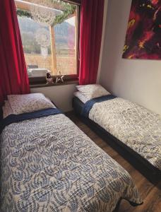 Postel nebo postele na pokoji v ubytování Domek GORCZAŃSKA KOLIBA w Gorcach