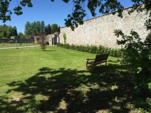 a park bench sitting in the shade of a tree at Jagdschloss Walkenried - Hotel Residenz in Walkenried