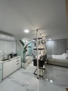 En eller flere senge i et værelse på Vacation unit in villa with heated pool and sauna יחידת נופש בוילה עם בריכה מחוממת