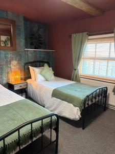 Giường trong phòng chung tại The Black Swan Inn