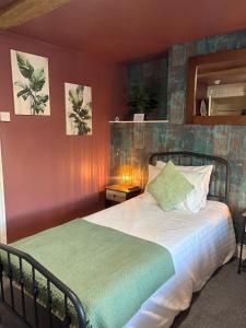 Giường trong phòng chung tại The Black Swan Inn +26 ảnh