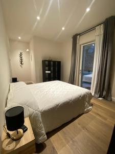 una camera da letto con un letto grande e una finestra di Villa Patrizia Pietrasanta a Pietrasanta