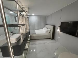 Et tv og/eller underholdning på Vacation unit in villa with heated pool and sauna יחידת נופש בוילה עם בריכה מחוממת