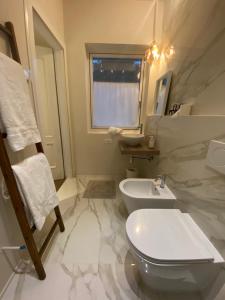 un bagno bianco con un water e un lavandino di Villa Patrizia Pietrasanta a Pietrasanta