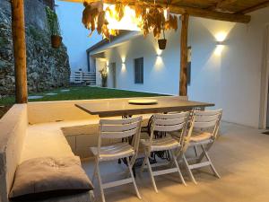 un tavolo e sedie su un patio con vista su una casa di Villa Patrizia Pietrasanta a Pietrasanta