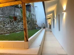 un corridoio di una casa con un muro di pietra di Villa Patrizia Pietrasanta a Pietrasanta