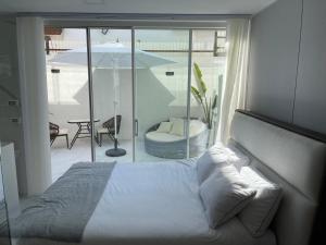 En eller flere senge i et værelse på Vacation unit in villa with heated pool and sauna יחידת נופש בוילה עם בריכה מחוממת + 42 billeder