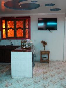 een keuken met een aanrecht en 2 ramen bij Banana Aourir in Aourir