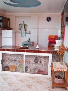 een keuken met een aanrecht met een aanrecht bij Banana Aourir in Aourir