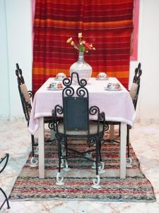 een eettafel met een vaas erop bij Banana Aourir in Aourir