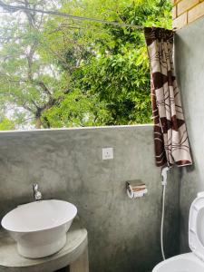 een badkamer met een wastafel en een raam bij Arazo villa in Unawatuna +101 foto's