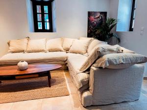 un soggiorno con un divano e un tavolo di The Dream House Skiathos a Città di Skiathos