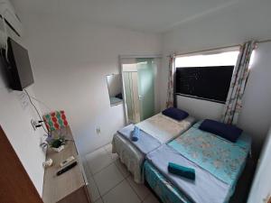 a small bedroom with a bed and a window at Studio Com Ar Condicionado na Manoel Novais in Serrinha