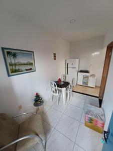un soggiorno con un tavolo e un frigorifero di Studio Com Ar Condicionado na Manoel Novais a Serrinha