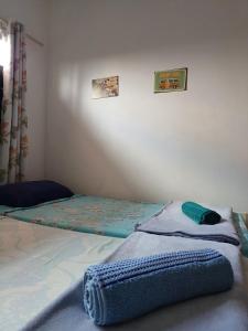 un letto in una camera con materasso sopra di Studio Com Ar Condicionado na Manoel Novais a Serrinha