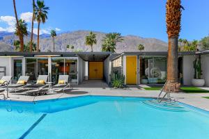 una casa con piscina di fronte a una casa di Limon Palm Springs A Luxury Boutique Hotel a Palm Springs