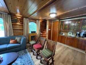 a living room with a couch and chairs and a table at Chalet Lumière in Rawdon