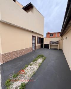 an empty parking lot in front of a building at Departamento del Tuyu in Mar del Tuyú
