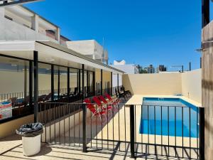 een balkon met stoelen en een zwembad bij Complejo Brisas Místicas in Las Grutas