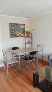 una sala da pranzo con tavolo e sedie di Casa Amayita 2 a Puerto Varas