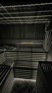 een zwart-witfoto van een kamer met bedden bij La Siègià Resort spa in Massa Marittima