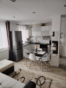 een keuken en eetkamer met een tafel en stoelen bij DAVID Residence in Cavnic