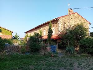 an old brick house with a fence in front of it at CAMPA'Gite in Toiras