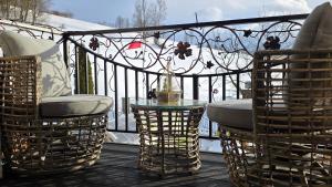 a patio with chairs and a table on a deck at Urocze Gniazdko pod Tatrami in Ratułów