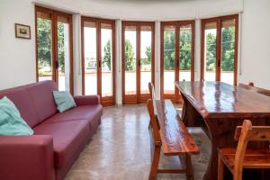 a living room with a couch and a wooden table at Marcelli, trilocale con balcone e posto auto in Marcelli