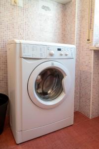 a washer and dryer in a small room at Marcelli, trilocale con balcone e posto auto in Marcelli