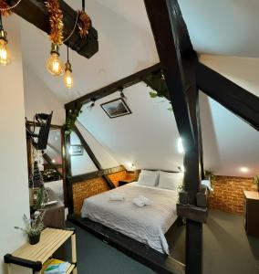 una camera mansardata con un letto in una stanza di Hedonia Luxury Rooms a Pirot