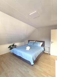 una camera da letto con un letto con un animale di peluche sopra di Helles & Modernes Apartment in Heilbronn a Heilbronn