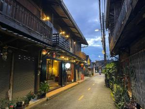 een straat met een gebouw met lichten erop bij The Memory Hostel Trat in Trat