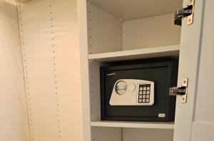 un armadio con un forno a microonde all'interno di Valencia Am Rosenhof a Kühlungsborn